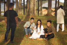 Đinh Ứng Phi Trường tái xuất showbiz Việt với MV remake Xin đừng hỏi tại sao