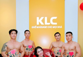 Phi Thanh Vân thích thú khi trải nghiệm ghế massage KLC bên dàn trai sáu múi