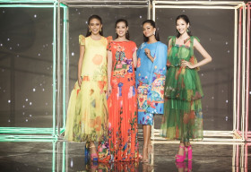 Hoa hậu Khánh Vân ‘tái xuất’ sàn diễn thời trang sau nửa năm đăng quang