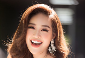 Hoa hậu Khánh Vân khoe nhan sắc rạng rỡ với váy hồng pastel