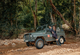 Kỷ niệm 10 năm ngày cưới, Lý Hải lái xe jeep chở vợ ngắm núi rừng Tây Nguyên