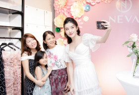 Á hậu Huyền My đẹp ngọt ngào, cùng mẹ lựa chọn trang phục đi sự kiện