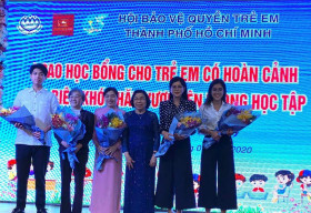 Tiên Nguyễn, và cậu út Hiếu Nguyễn trao học bổng cho trẻ em nghèo