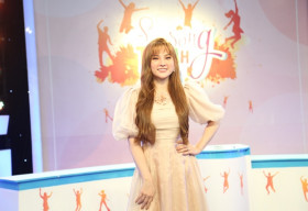 Thu Thuỷ vác bụng bầu khệ nệ, bàn chuyện ‘thanh xuân’ trên sóng truyền hình