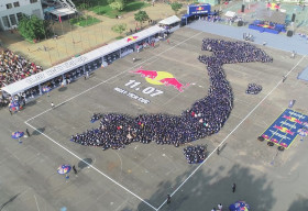 Red Bull khởi xướng Ngày Tích Cực, xác lập kỷ lục châu Á về số người tham gia ‘cụng tay nhau’