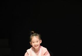 Con gái Xuân Lan nổi bật với màn catwalk ‘gây sốt’ tại Vietnam Junior Fashion Week Xuân – Hè 2020