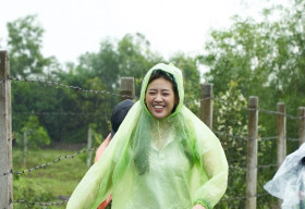 Hoa hậu Khánh Vân bất chấp sình lầy, lặn lội đến thăm các hộ dân sửa chữa nhà tình thương