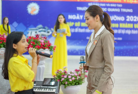 Hoa hậu Khánh Vân diện tuxedo, song ca cùng học sinh tại Bình Định