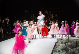 MC Chế Nguyễn Quỳnh Châu catwalk thần thái giữa dàn người mẫu nhí