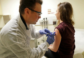Vaccine Covid-19 Mỹ đầu tiên được bình duyệt