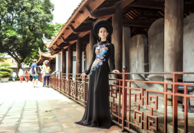 Lộng lẫy trong Áo dài Việt Hùng, Thùy Trang thả dáng bên cầu Thê Húc- Hà Nội