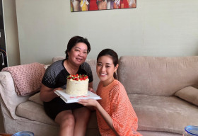 Hoa hậu Khánh Vân tự tay vào bếp, làm bánh mừng sinh nhật mẹ