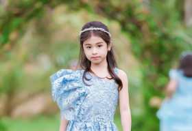 Hoa hậu nhí Phan Ngọc Đan Thanh trình diễn thiết kế của Nguyễn Minh Tuấn