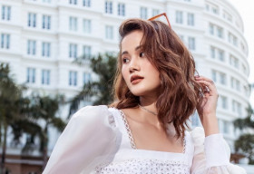 Top 5 Hoa hậu Hoàn vũ Việt Nam 2019 Hương Ly yêu kiều khoe dáng trên phố