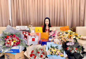 NSƯT Trịnh Kim Chi đón tuổi mới hạnh phúc bên chồng và 2 con