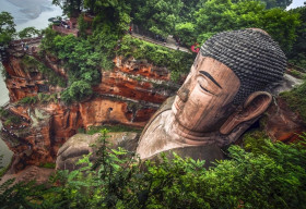 Tượng Phật khắc trong núi đá lớn nhất thế giới