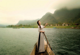 Nghệ sỹ Thúy Nga đẹp tinh khôi trong áo dài của NTK Việt Hùng trên đất Quảng Bình