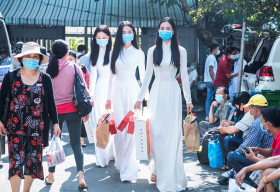 Hoa hậu Tiểu Vy, Á hậu Phương Nga và Thúy An diện áo dài trắng mang quà trung thu đến thăm các bệnh nhi