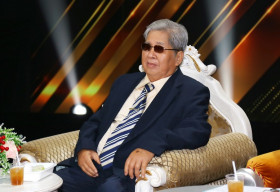 Xuất viện sau cơn tai biến, nhạc sĩ “Bông điên điển” được người nhà dìu đến phim trường