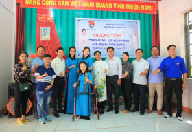 NTK Việt Hùng cùng các nghệ sỹ tặng áo dài cho các cô giáo vùng biên Bình Phước