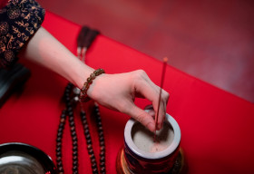 Ra mắt lúc nửa đêm, Một nén nhang mùa 2 của Huỳnh Lập thu hút hơn 10.000 người theo dõi trực tiếp