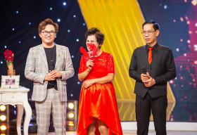 Việt Hương ‘rụng tim’ vì trang phục quá sốc của thí sinh U90 Vũ Điệu Vàng