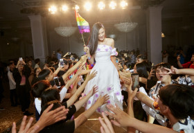 Á hậu Kim Duyên cầm cờ lục sắc, giao lưu cùng cộng đồng LGBTQ+ ở Tây Ninh