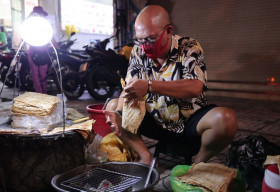 Color Man ‘rớt mồ hôi’ nướng bánh chuối, giúp người đàn ông gốc Campuchia nuôi cháu nội mồ côi