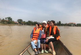 Đỗ Mỹ Linh ngồi xuồng cứu trợ, đi vào vùng nước lũ trao quà tận tay người dân