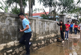 Tiểu Vy – Đỗ Mỹ Linh – Lương Thuỳ Linh đến vùng lũ, trao tiền tận tay đồng bào miền Trung