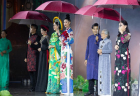 Hoa hậu Khánh Vân đẹp rạng rỡ, ‘đội mưa’ trình diễn tại khai mạc Lễ hội Áo Dài TPHCM 2020