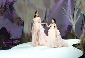 Trương Quỳnh Anh cùng bé Thỏ làm vedette sải bước trên sàn diễn Vietnam Junior Fashion Week 2020