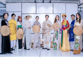 Hàng trăm nghệ sỹ ‘mãn nhãn’ với thưởng lãm nón Việt của Đạo diễn Lê Việt