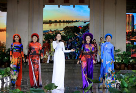 Đắm say cùng “Tôi yêu thành phố” của NTK Việt Hùng trên sân khấu Lễ hội Áo dài