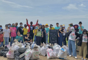 Dọn rác bãi biển cùng The Body Shop