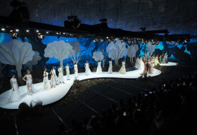 Lan Khuê, Khánh Vân mở màn ấn tượng tại Vietnam Runway Fashion Week 2020