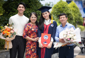 Bình An đến chúc mừng nàng Á hậu Phương Nga tốt nghiệp đại học