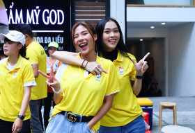 Diệp Bảo Ngọc, Thúy Diễm tất bật dậy sớm bán xôi ủng hộ miền Trung