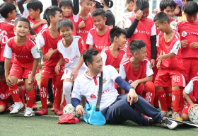 HLV Nguyễn Hồng Sơn xúc động khi chia tay các học trò Lotte Kids FC 2020