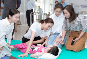 Tiểu Vy, Phương Nga, Thuý An cùng thí sinh Hoa Hậu Việt Nam 2020 vác nửa tấn gạo làm từ thiện tại Vũng Tàu