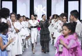 Lý Nhã Kỳ, Minh Tú, Lệ Hằng đọ thần thái catwalk trong show diễn của NTK Thanh Huỳnh