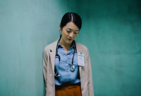 ‘Tiểu tam quốc dân’ Karen Nguyễn hoàn lương, làm bác sĩ xinh đẹp trong ‘Người Cần Quên Phải Nhớ’