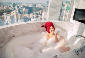 Hé lộ hình ảnh Kaity Nguyễn gợi cảm tắm bồn trong căn hộ Penthouse sang chảnh