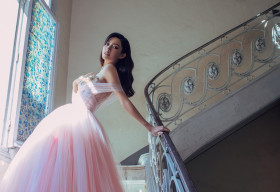 Hoa hậu Lương Thùy Linh khoe vòng 1 cùng đôi chân cực phẩm trong bộ ảnh mới