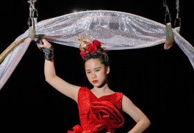Gánh xiếc thời trang: Mẫu nhí catwalk giày móng ngựa, đi xe điện cân bằng, treo người trên không