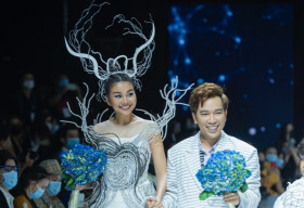 Siêu mẫu Thanh Hằng thần thái uy nghiêm như nữ hoàng, thả dáng siêu nuột trên sàn runway