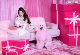 Sĩ Thanh sexy đón sinh nhật bên chú cún hồng nặng hơn 30kg