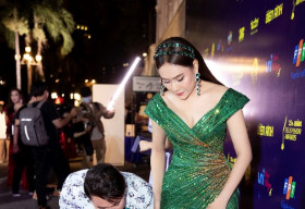 Hồ Bích Trâm ngượng ngùng khi được Hà Trí Quang quỳ gối chỉnh giúp giày, váy áo giữa sự kiện