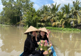 Á hậu Phương Nga chèo xuồng, cùng Thuý An đi mua sắm trang trí đám cưới