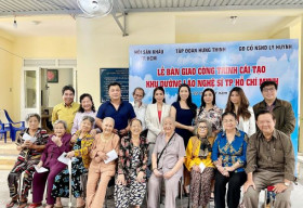 NSƯT Trịnh Kim Chi cùng gia đình Lý Hùng bàn giao công trình khu dưỡng lão nghệ sĩ